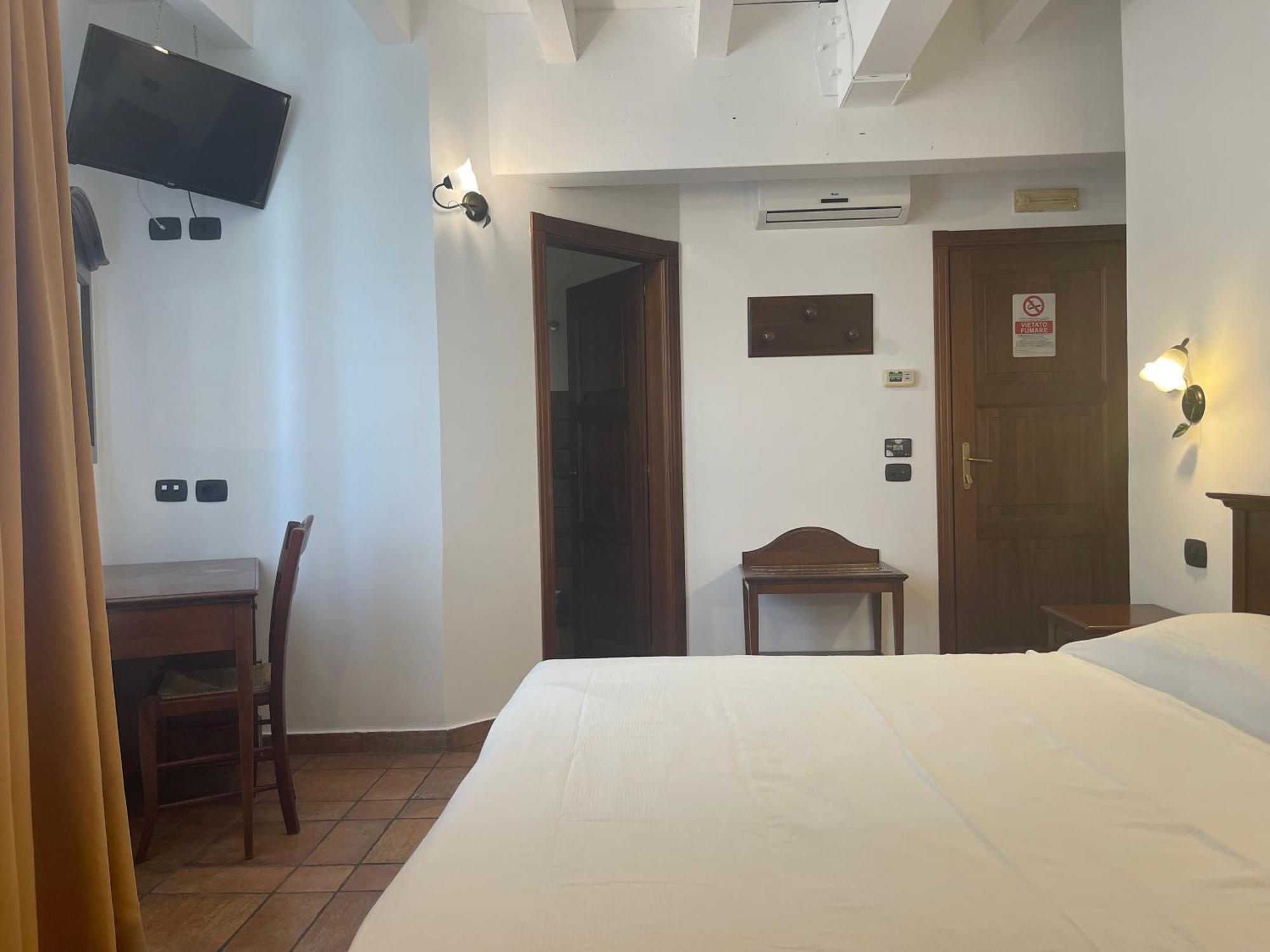 Hotel Capomulini 3 Stelle Acireale Extérieur photo